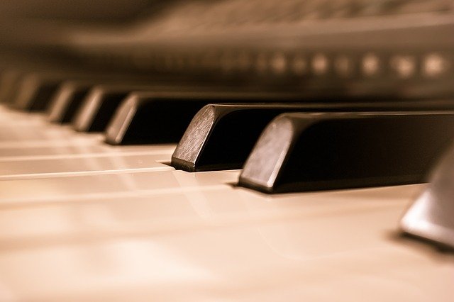写真：ピアノを弾いているイメージ